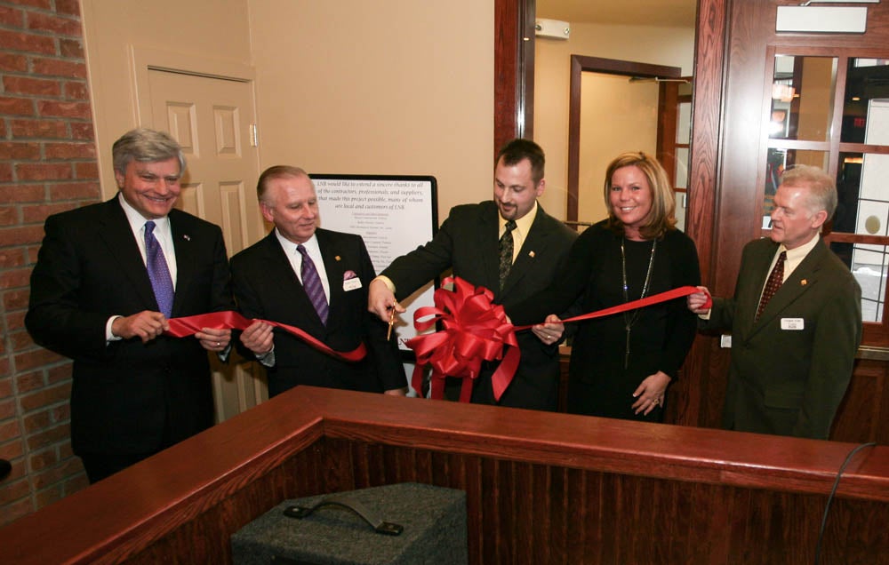 Senator Nozzolio attends Lyons National Bank Office Building Grand